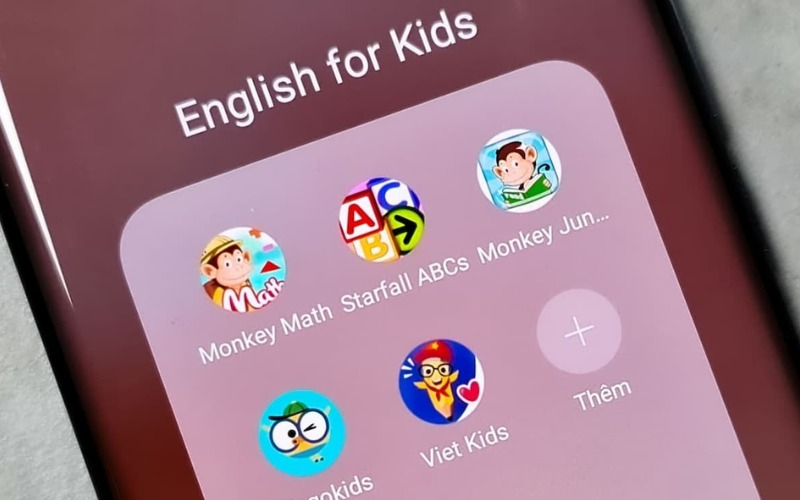 Nên lựa chọn app tiếng phù hợp với độ tuổi và trình độ của bé
