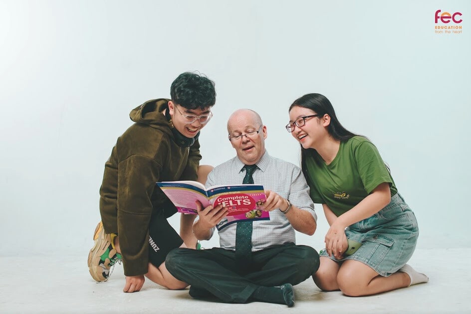 Thầy John - giáo viên với hơn 10 năm kinh nghiệm giảng dạy tại FEC